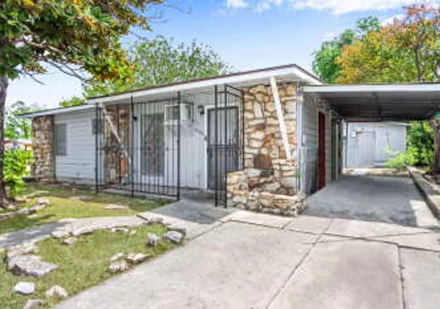 Free Application Fees! Charming 1-Bedroom Duplex Retreat In Casita, San Antonio Your Cozy Haven A... — Photo 1