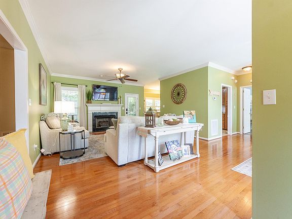 2nd image of 3812 Hazelnut Dr