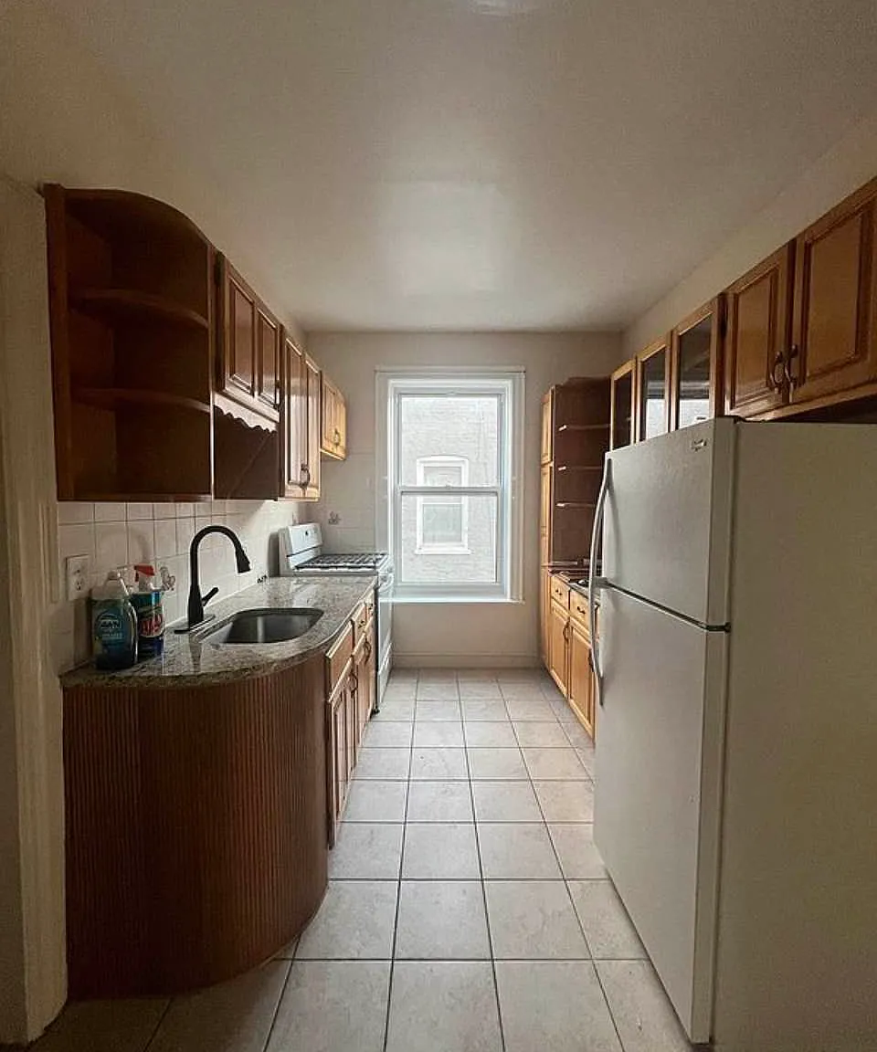 186 East 38th Street — Photo 1
