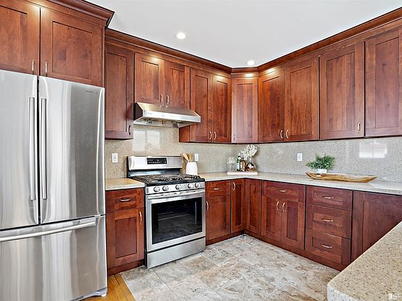 4th image of 212 Beverly St