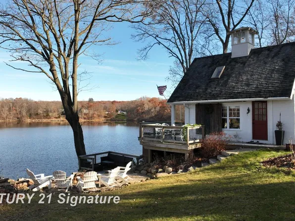 6077 S Shore Dr, Holly, MI 48442