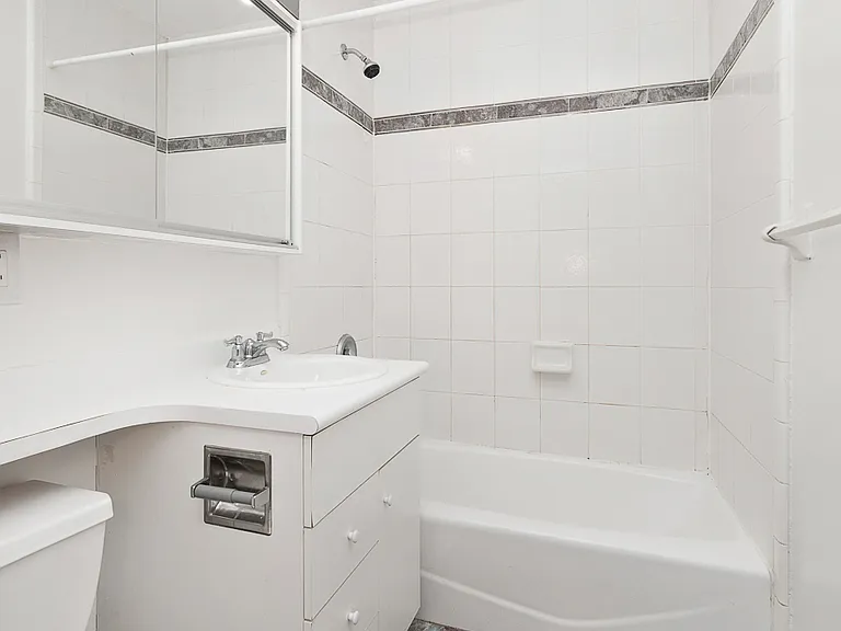 335 E 54th St #5F — Photo 6