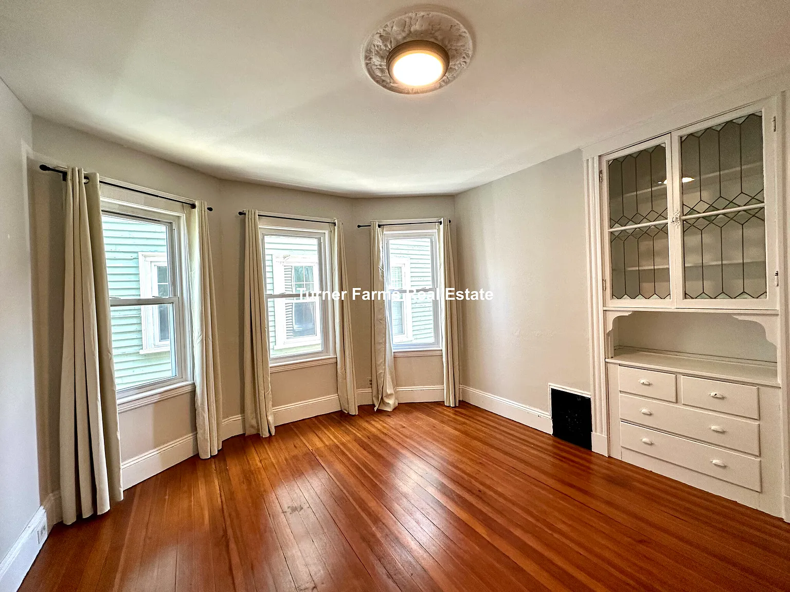 4 bed, 9999 sqft, $3,400 — Photo 1