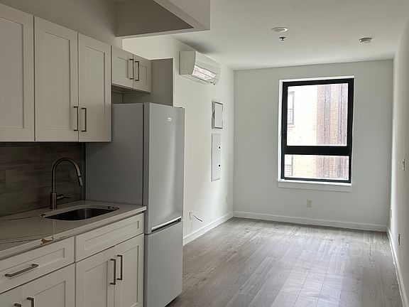 2nd image of 3827 Carpenter Ave APT 1A