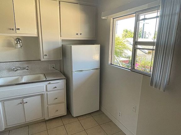 5th image of 734 Loma Ave APT 12