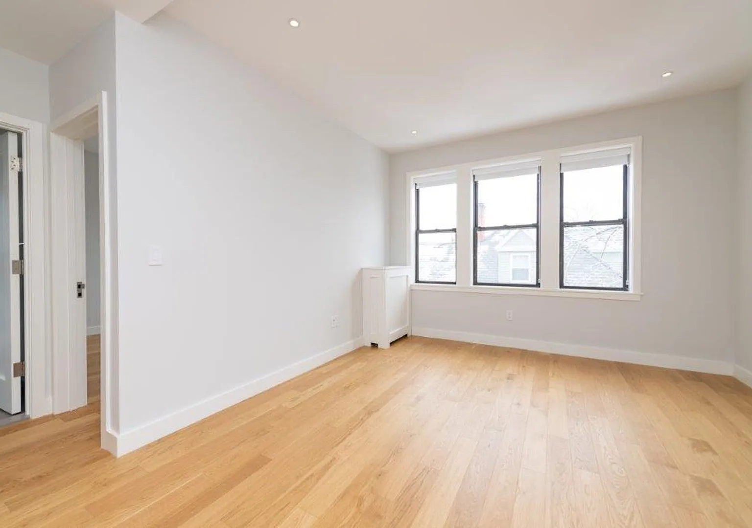 Unique BU 4 bed. For you 9/1/26 — Photo 1