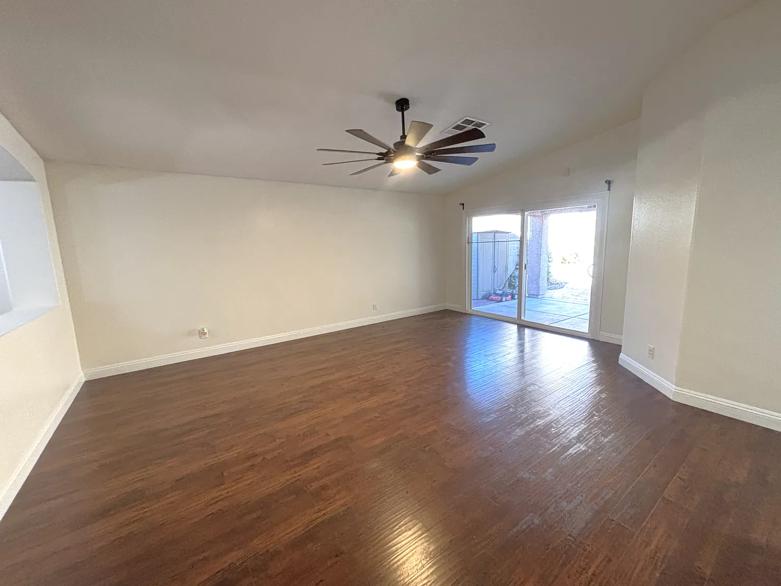 3 bed, 1948 sqft, $2,300 — Photo 3