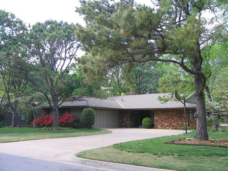 View from the street. The front yard trees shown in this pho