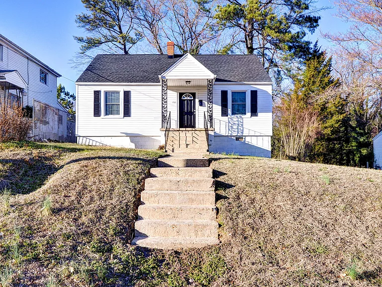 725 Jefferson Pl — Photo 2