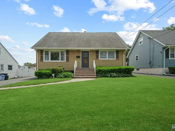 8 Memorial Pl, Elmwood Park, NJ 07407