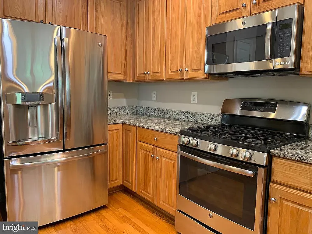 3 bed, 3.5 bath, 2700 sqft, $4,500 — Photo 3