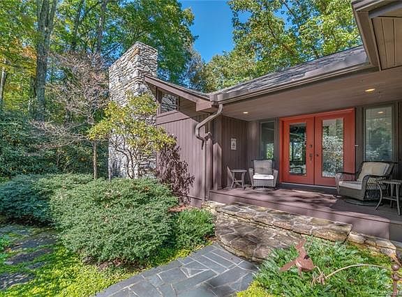 3rd image of 411 Sabine Dr