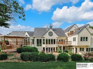 811 Western Hills Dr, Papillion, NE 68046