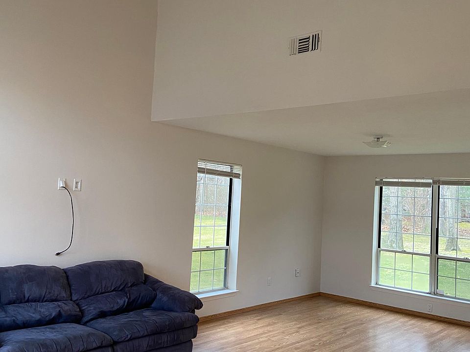 1st image of 27 Saddlebrook Ct