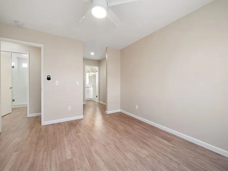 251 S 16th St — Photo 15