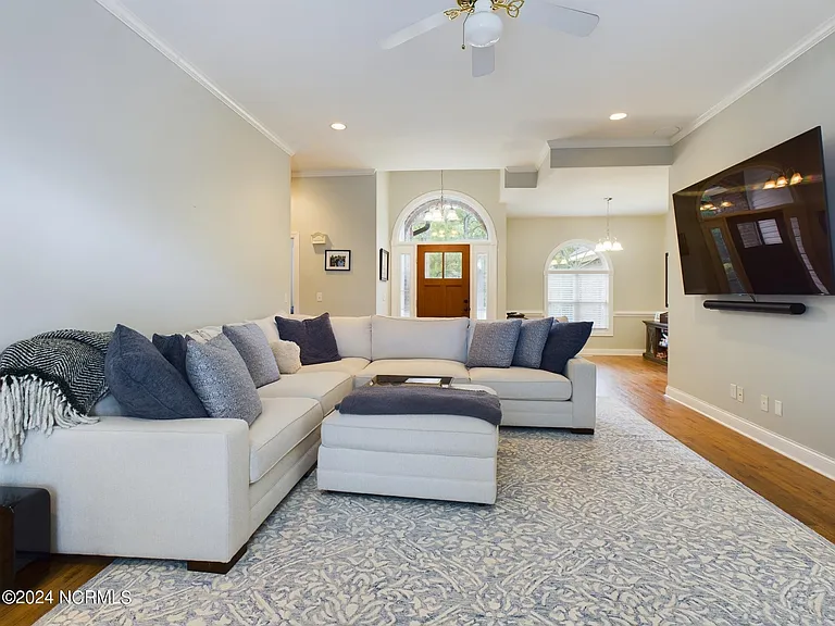 4 McQueen Pl — Photo 16