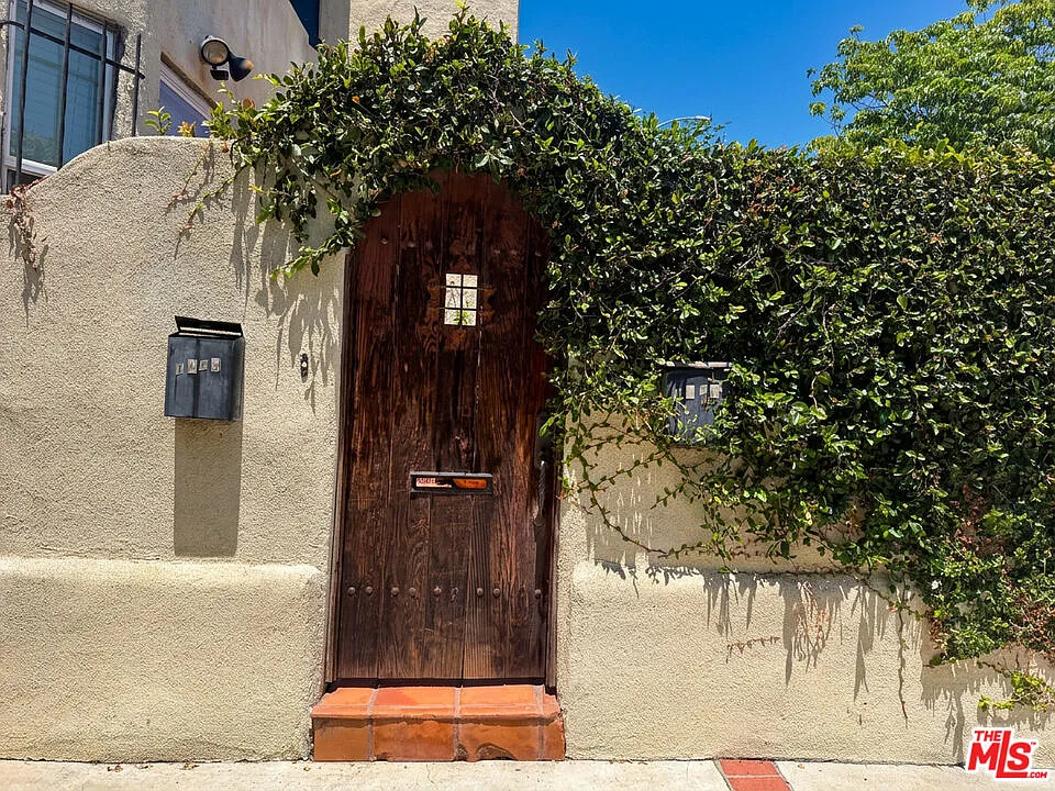 2 bed, 1.0 bath, 1165 sqft, $3,500 — Photo 2