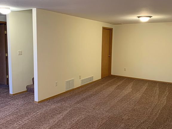 Basement rec room and basement bedrooms have all new carpet