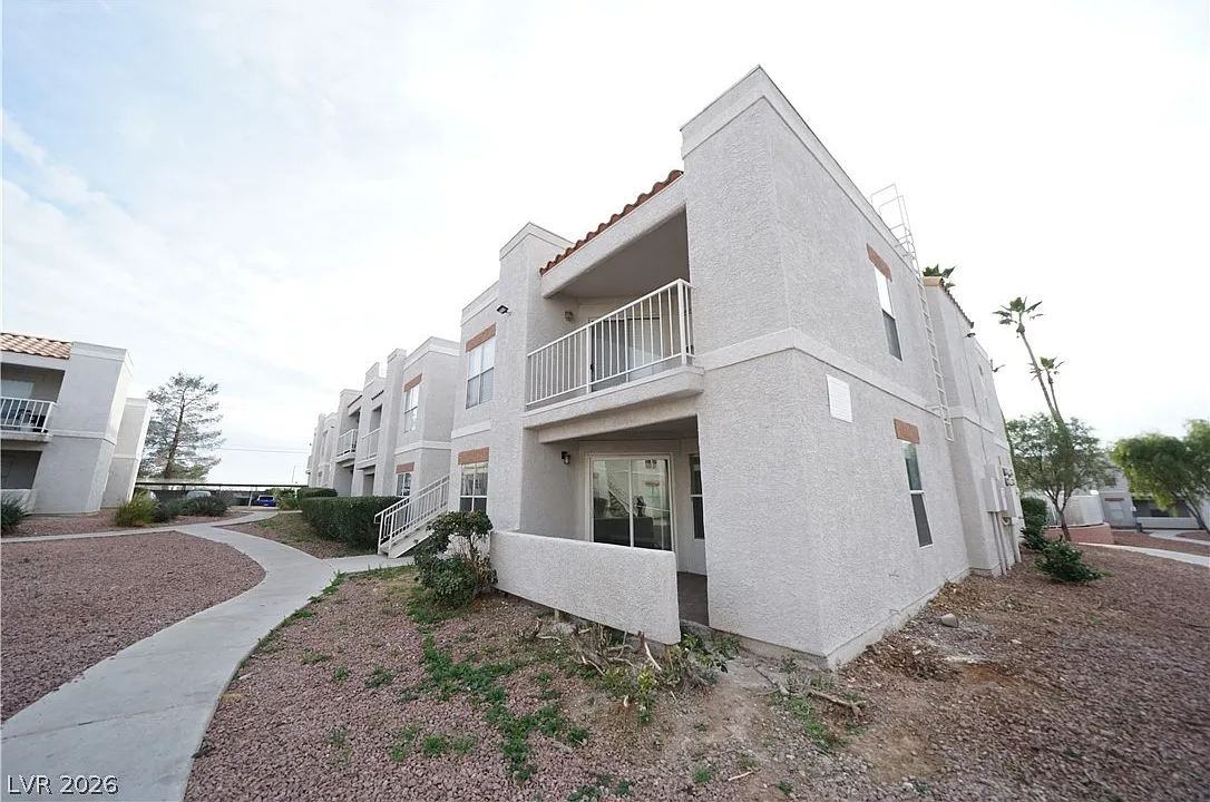 1 bed, 1.0 bath, 677 sqft, $995 — Photo 1