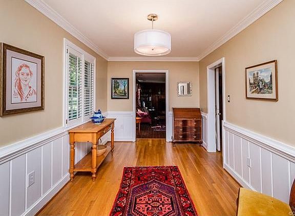 3rd image of 831 Arlington Cir