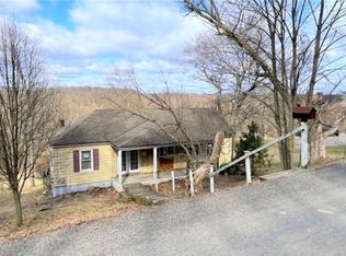 820 Leger Rd, Irwin, PA 15642