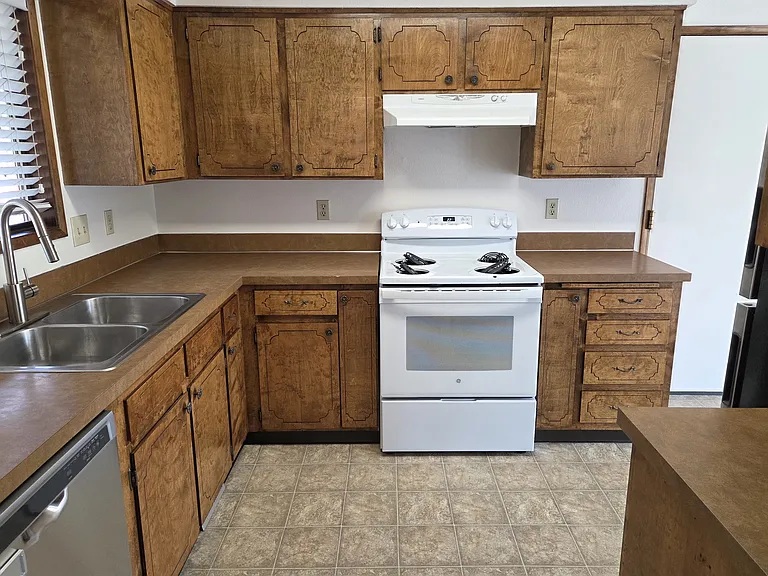 2192 Moraga Ave SE — Photo 2