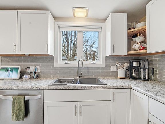 4th image of 1316 Hillcrest Dr