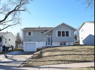 8805 Pine Dr, La Vista, NE 68128