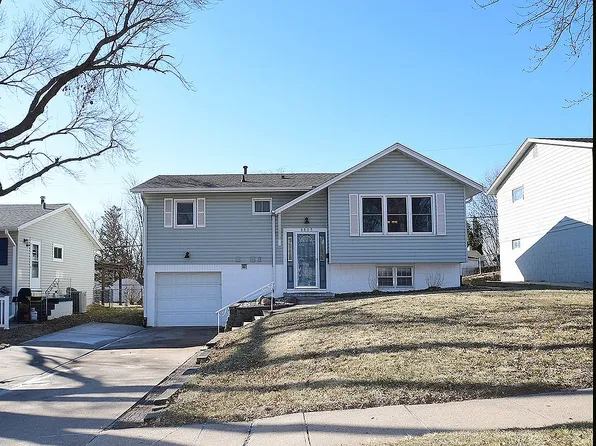 8805 Pine Dr, La Vista, NE 68128