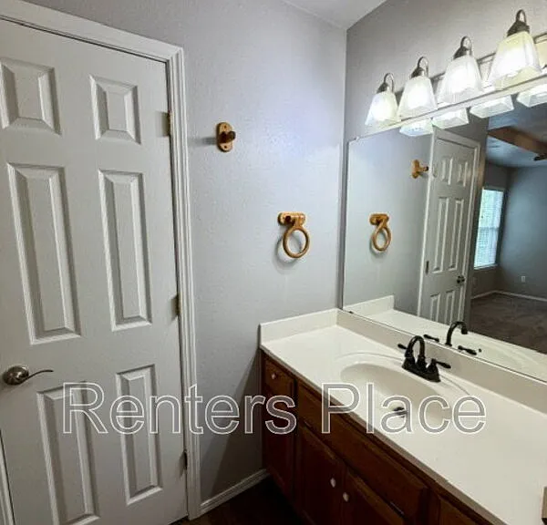 312 W Sycamore St — Photo 9