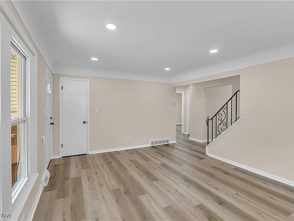 4th image of 945 E 248th St
