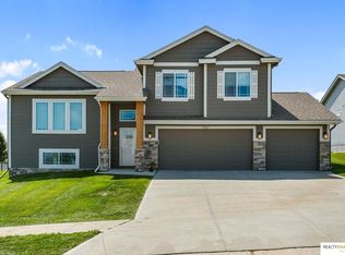 11311 Edgewater Dr, Papillion, NE 68046