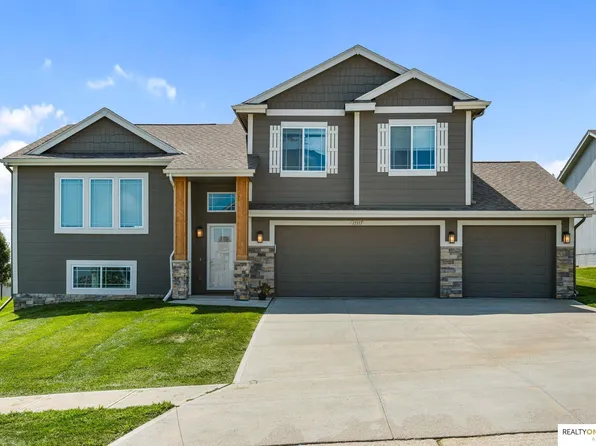 11311 Edgewater Dr, Papillion, NE 68046