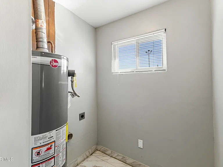 1015 N Clark Dr — Photo 2