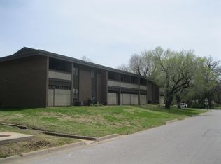 305 S 7th St, Rogers, AR 72756