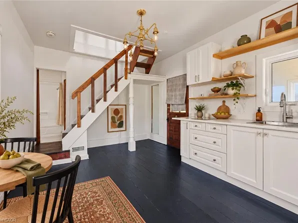 8 Tasker St, Saint Catharines, ON L2R 3Z8