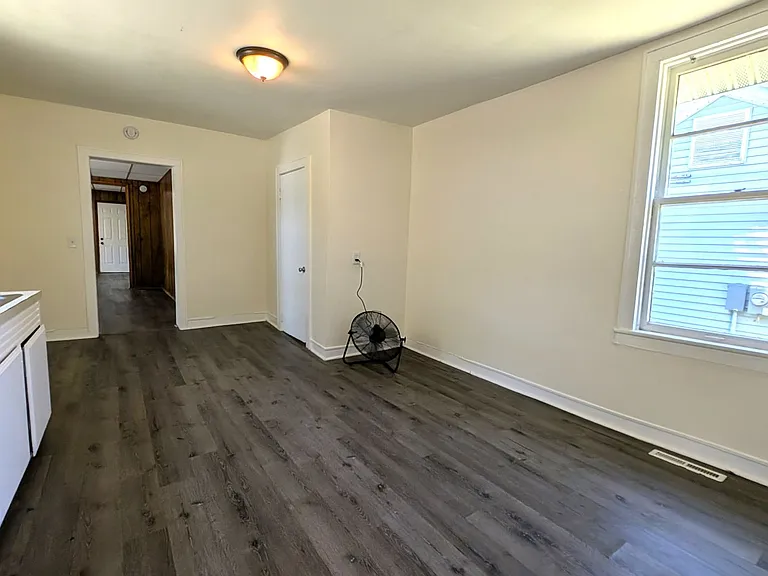 370 Monroe Ave — Photo 5