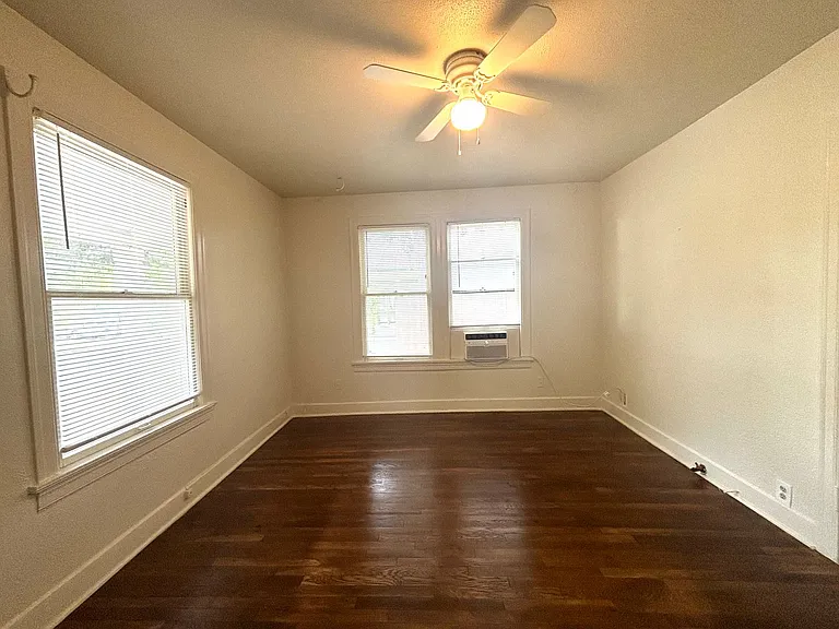 4910 Avenue H — Photo 23