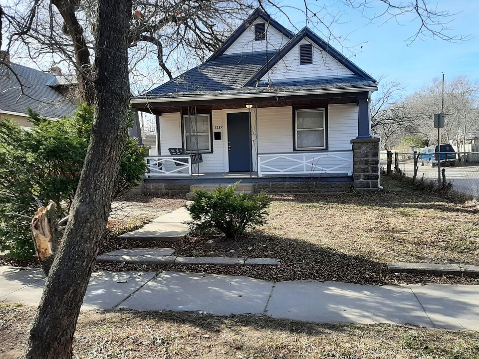 Front view of home; corner lot at Lewellen and 12th Streets