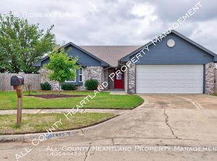 1425 Ridgeway Dr, Moore, OK 73160