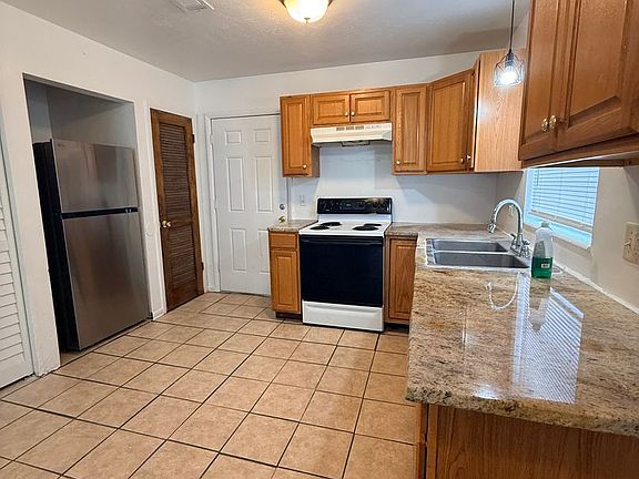 5th image of 2614 SW 31st Pl #B
