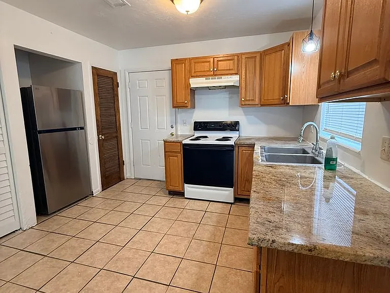 2614 SW 31st Pl — Photo 5