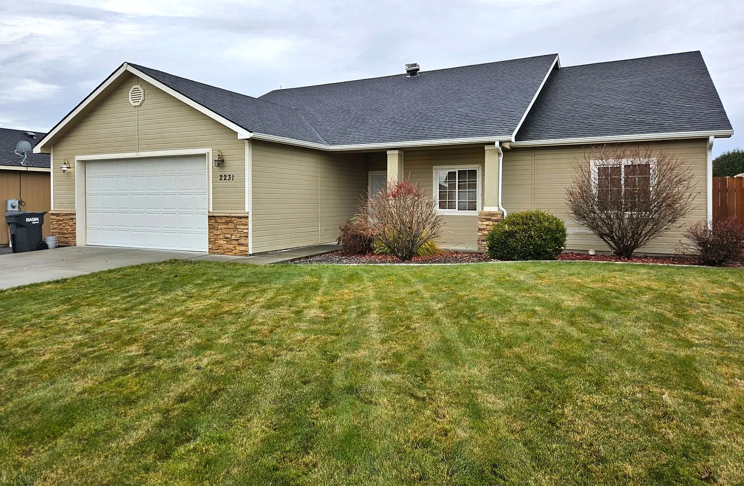 *360 Tour Available* West Richland Home With Fireplace & Fenced Backyard — Photo 1