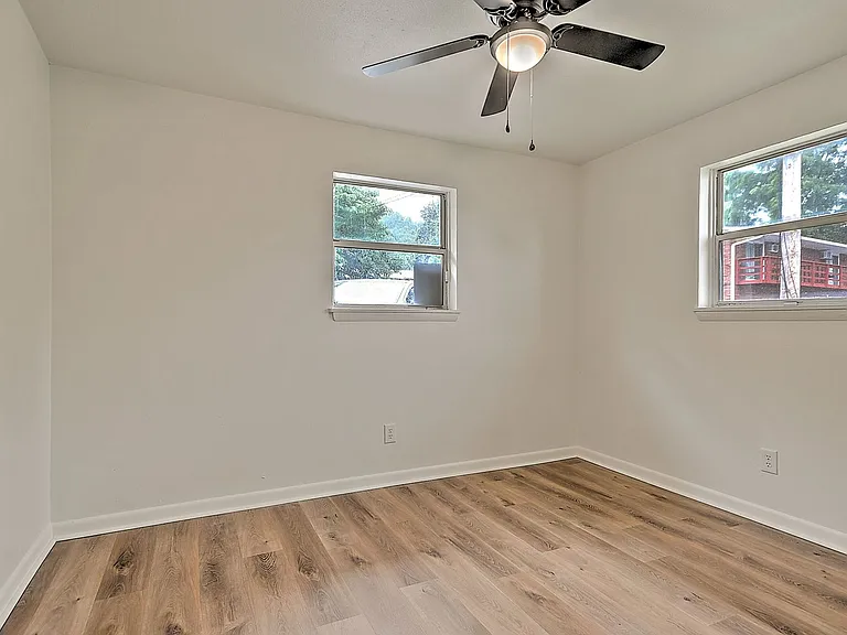 718 W G St — Photo 24
