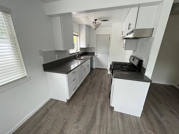 5th image of 3329 Montrose Ave
