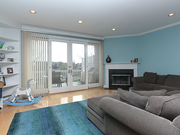 3rd image of 9 Treetop Ln