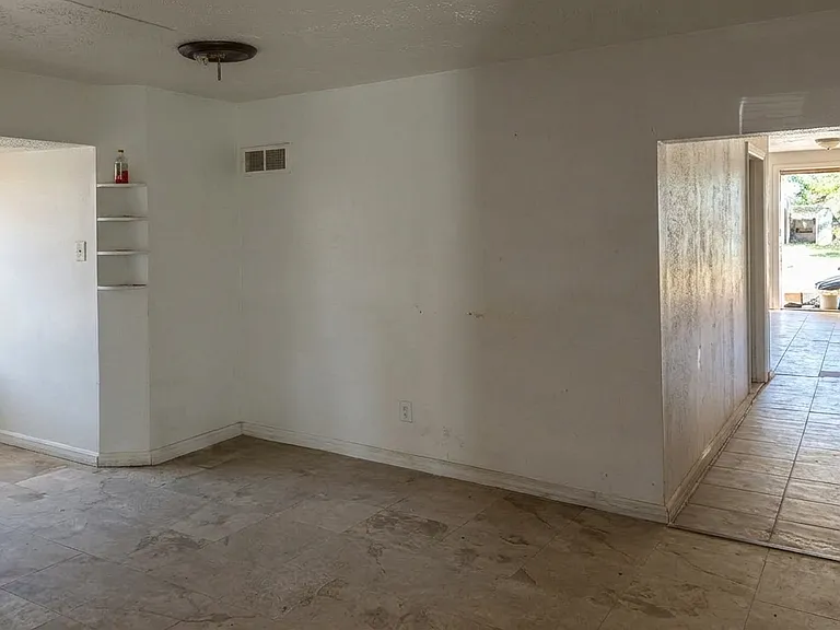 5461 Hamilton Ave — Photo 3