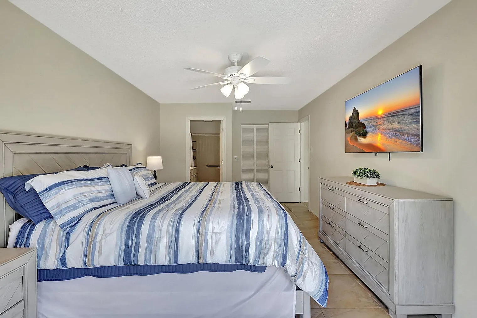 3 bed, 2.0 bath, 1496 sqft, $4,770 — Photo 3