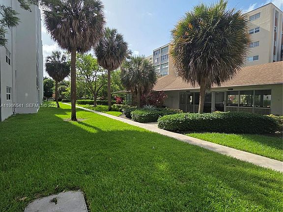 4th image of 620 NE 12th Ave APT 101