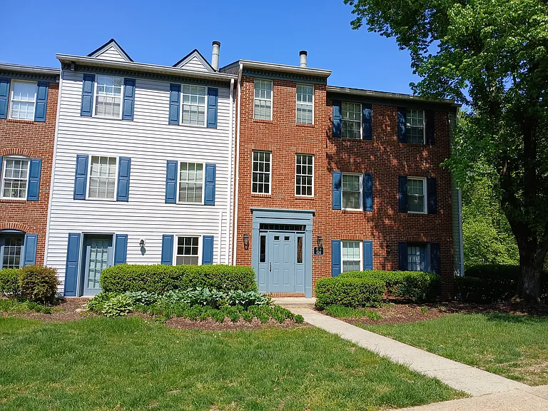 626 Newbridge Ct — Photo 2